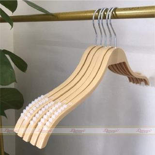 Combo 10 móc nhựa dáng gỗ, có đệm vai Combo 10 móc nhựa dáng gỗ, có đệm vai